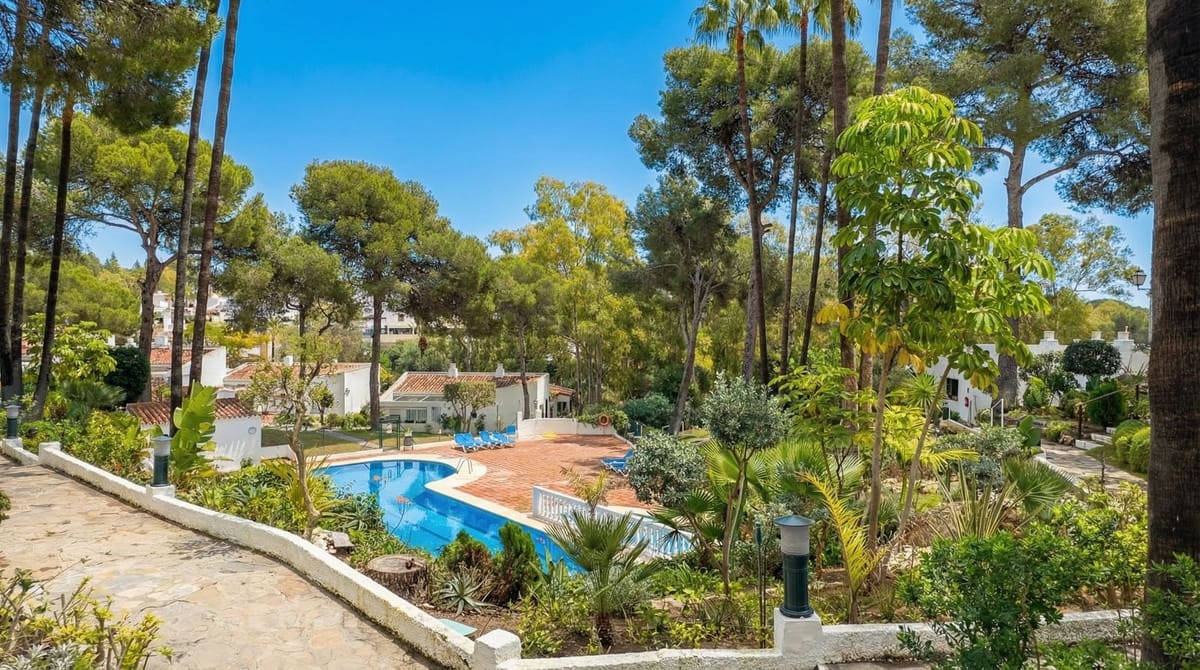 2 bedroom Townhouse for sale in Calahonda with pool garage - € 315,000 (Ref: 9566280)