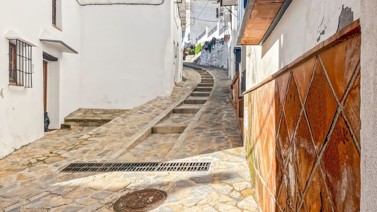 Casa de 3 habitaciones en Comares en venta - 85.000 € (Ref: 9592111)