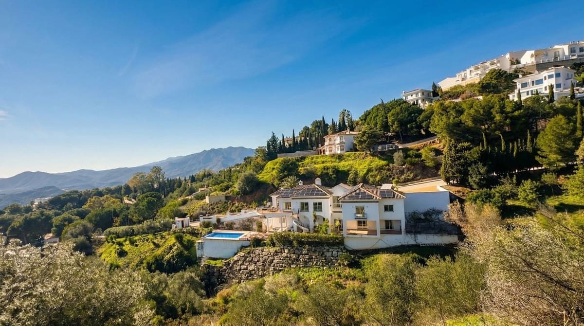 4 bedroom Villa for sale in Valtocado with pool garage - € 1,485,000 (Ref: 9628438)