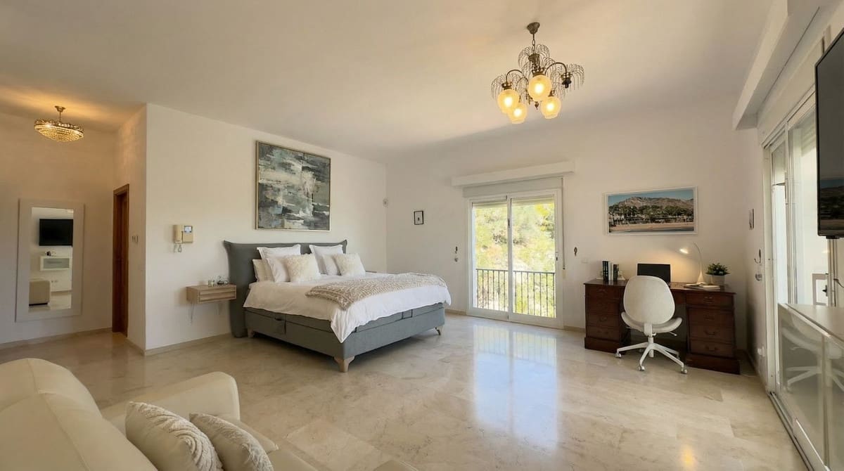 4 bedroom Villa for sale in Valtocado with pool garage - € 1,485,000 (Ref: 9628438)