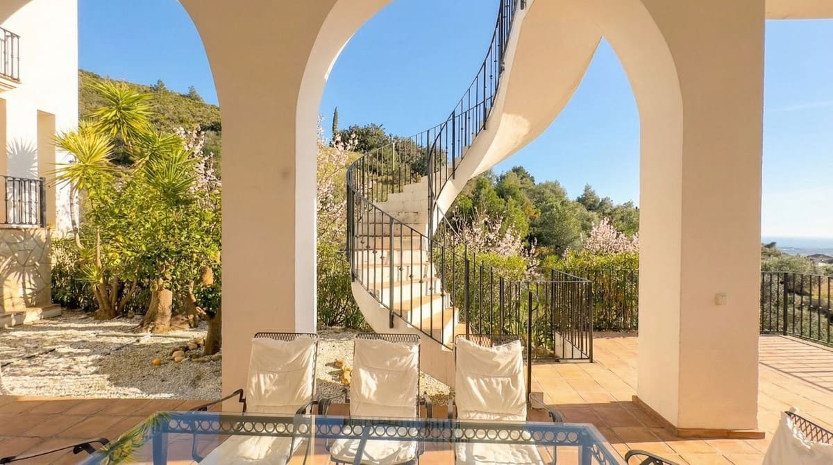 4 bedroom Villa for sale in Valtocado with pool garage - € 1,485,000 (Ref: 9628438)