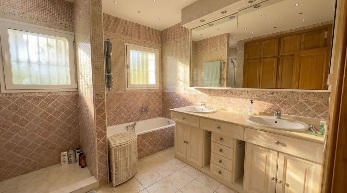 4 bedroom Villa for sale in Valtocado with pool garage - € 1,485,000 (Ref: 9628438)