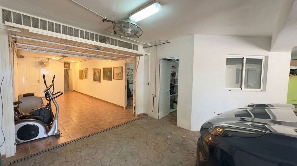 4 bedroom Villa for sale in Valtocado with pool garage - € 1,485,000 (Ref: 9628438)