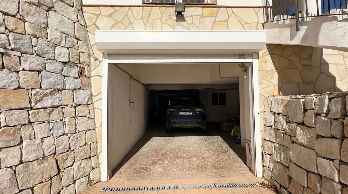 4 bedroom Villa for sale in Valtocado with pool garage - € 1,485,000 (Ref: 9628438)