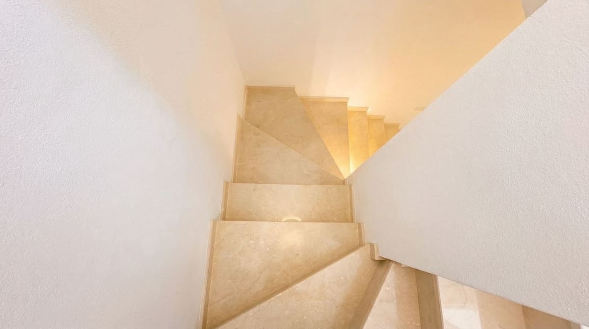 Chalet de 4 habitaciones en Guaro en venta con piscina garaje - 995.000 € (Ref: 9631862)