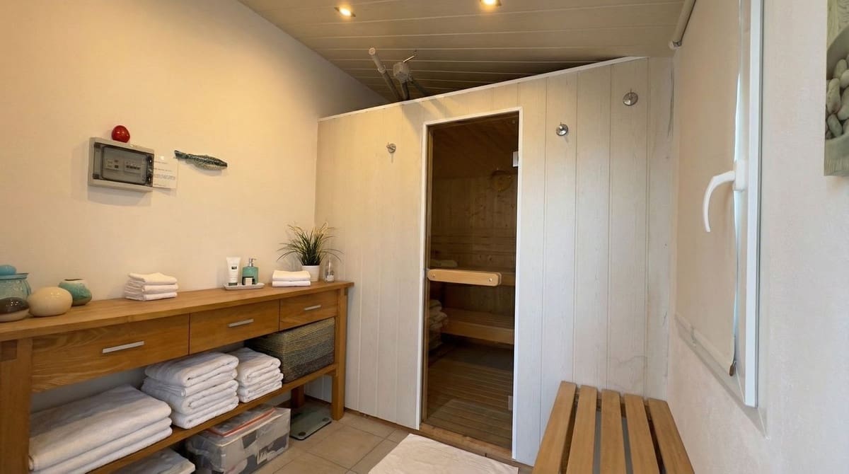 Chalet de 4 habitaciones en Guaro en venta con piscina garaje - 995.000 € (Ref: 9631862)