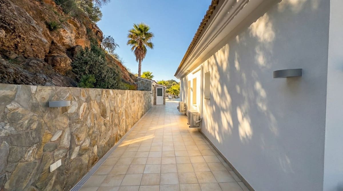 Chalet de 4 habitaciones en Guaro en venta con piscina garaje - 995.000 € (Ref: 9631862)