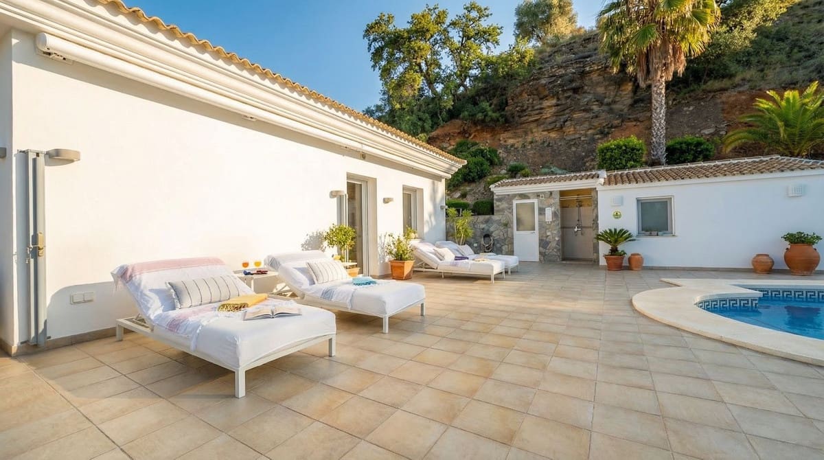 Chalet de 4 habitaciones en Guaro en venta con piscina garaje - 995.000 € (Ref: 9631862)