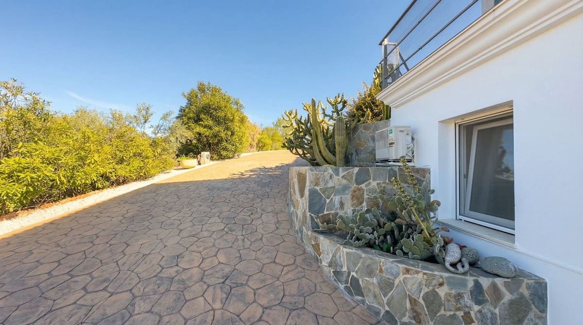 Chalet de 4 habitaciones en Guaro en venta con piscina garaje - 995.000 € (Ref: 9631862)