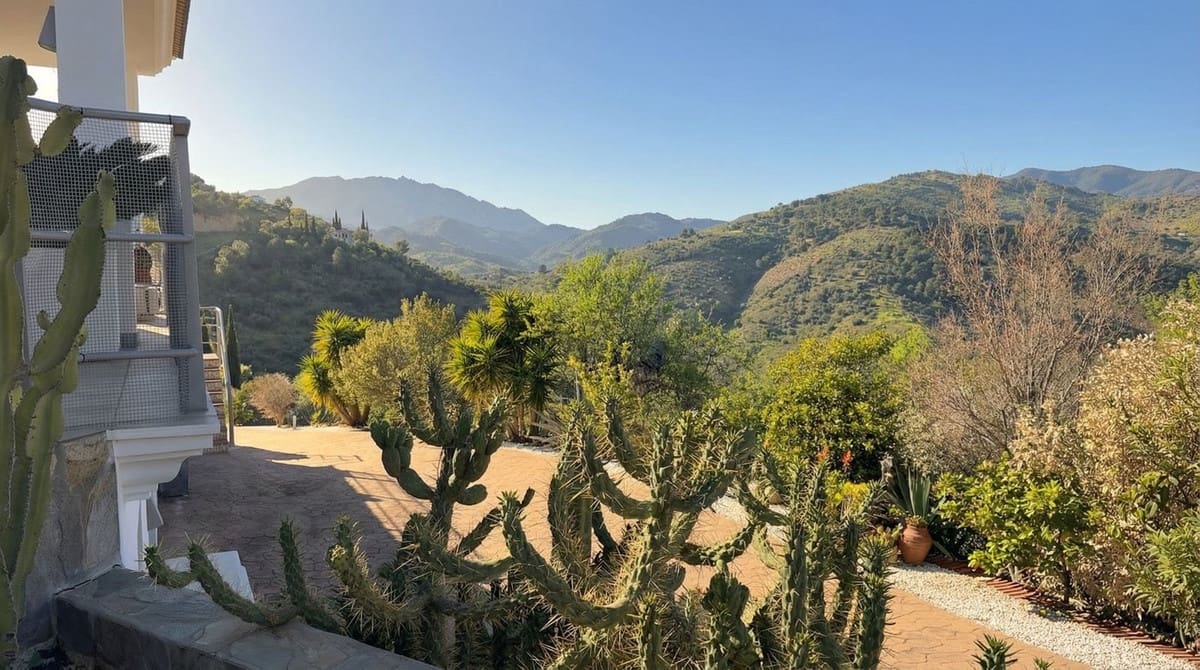 Chalet de 4 habitaciones en Guaro en venta con piscina garaje - 995.000 € (Ref: 9631862)