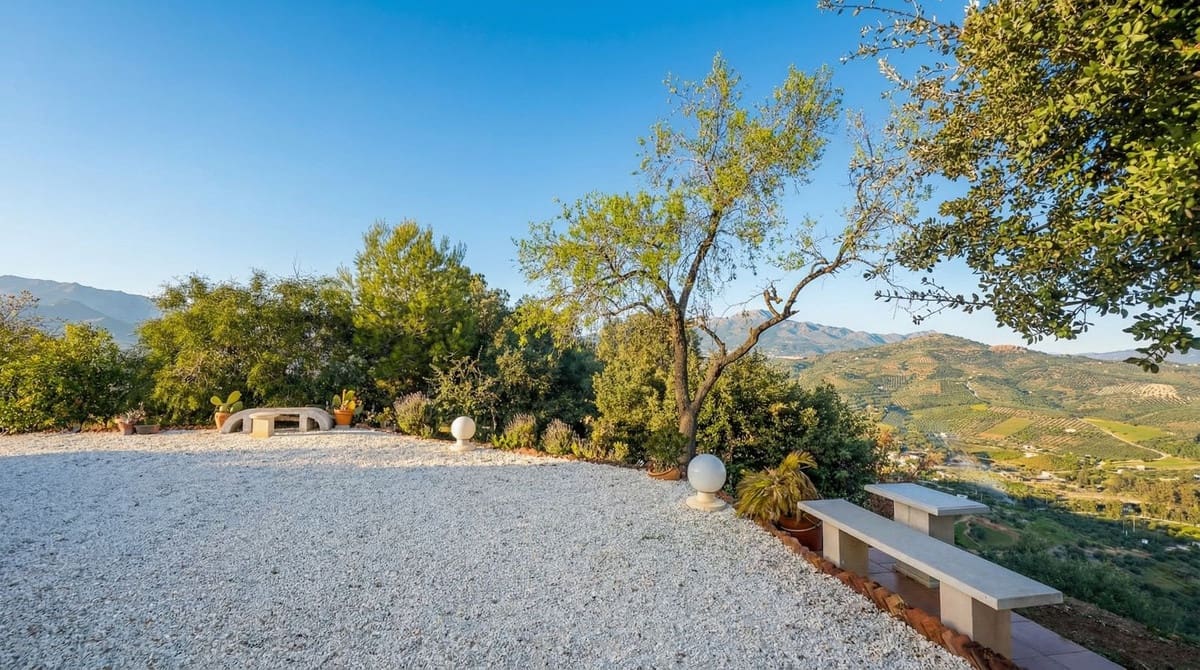 Chalet de 4 habitaciones en Guaro en venta con piscina garaje - 995.000 € (Ref: 9631862)