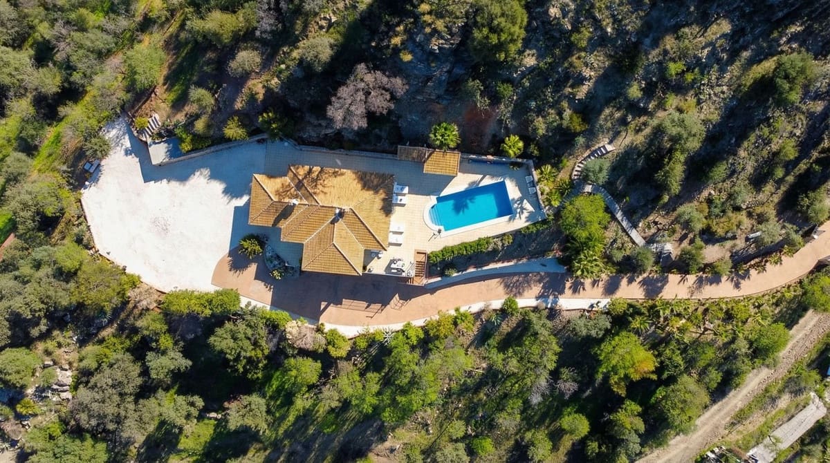 Chalet de 4 habitaciones en Guaro en venta con piscina garaje - 995.000 € (Ref: 9631862)