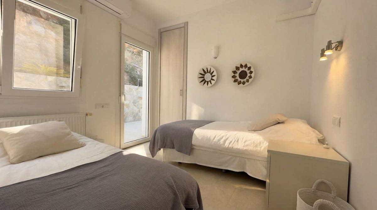 4 sypialnia Willa na sprzedaż w Guaro z basenem garażem - 995 000 € (Ref: 9631862)