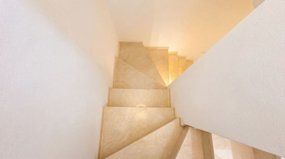 4 sypialnia Willa na sprzedaż w Guaro z basenem garażem - 995 000 € (Ref: 9631862)