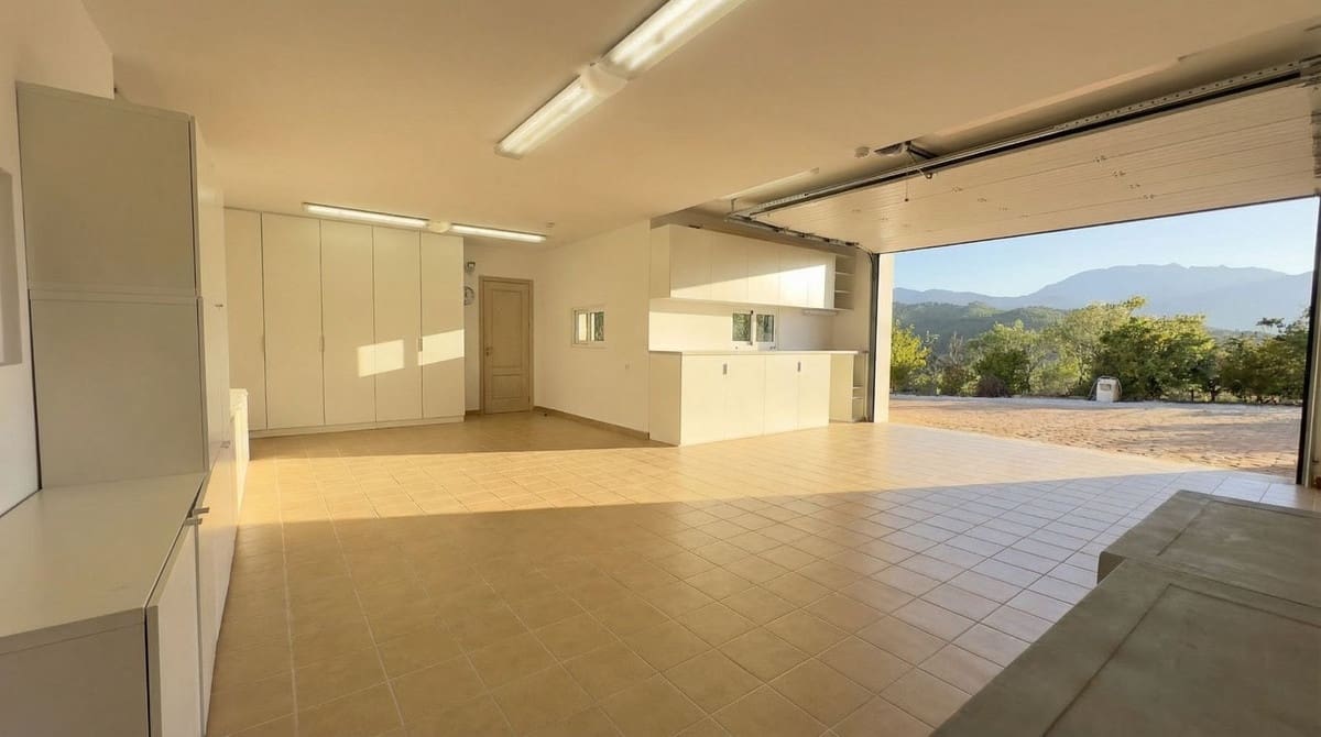 4 sypialnia Willa na sprzedaż w Guaro z basenem garażem - 995 000 € (Ref: 9631862)