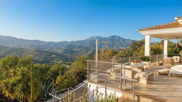 4 soveværelse Villa til salg i Guaro med swimmingpool garage - € 995.000 (Ref: 9631862)