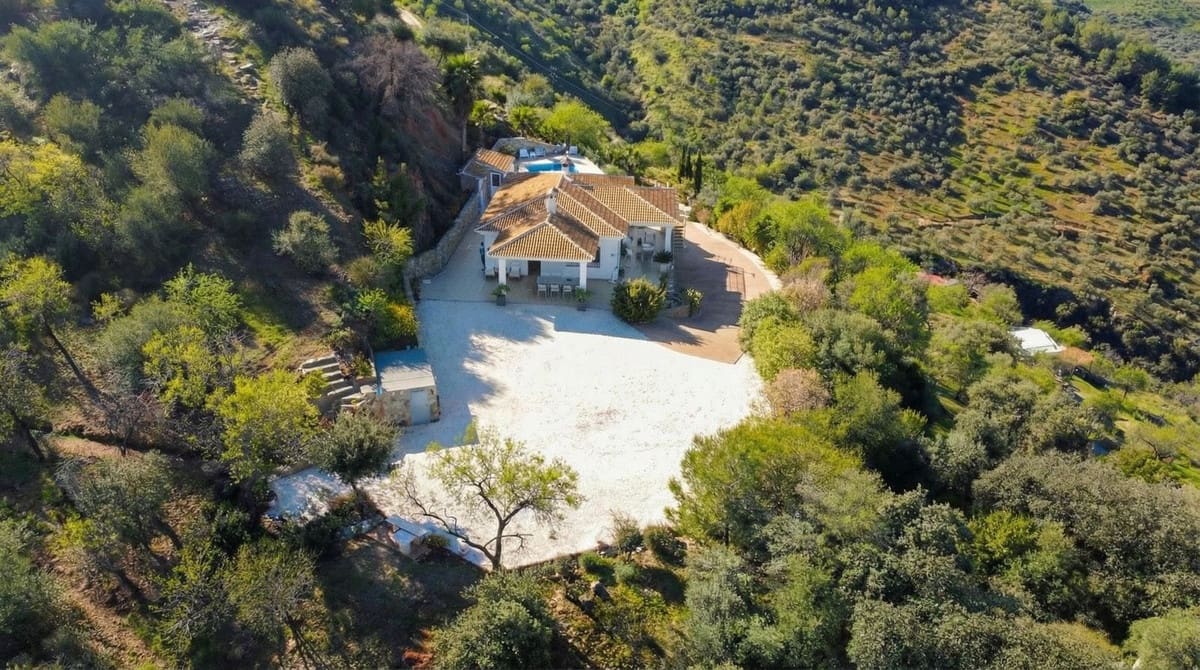 4 sypialnia Willa na sprzedaż w Guaro z basenem garażem - 995 000 € (Ref: 9631862)