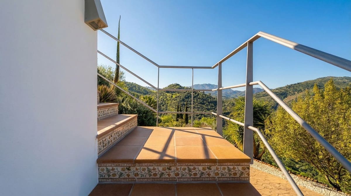 4 bedroom Villa for sale in Guaro with pool garage - € 995,000 (Ref: 9631862)