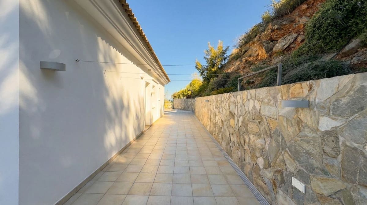 4 bedroom Villa for sale in Guaro with pool garage - € 995,000 (Ref: 9631862)