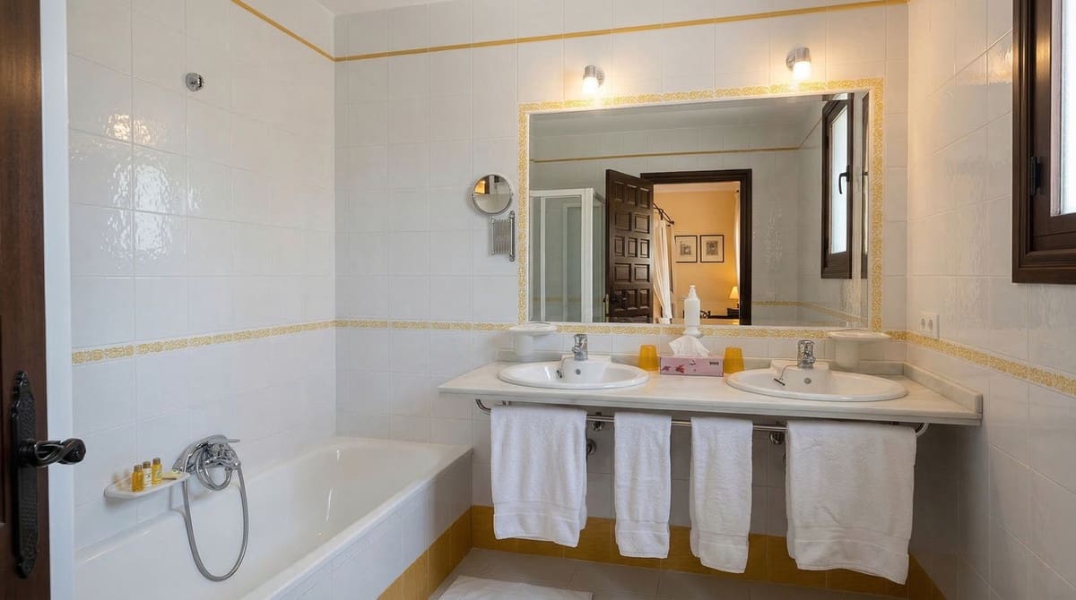 Finca/Casa Rural de 13 habitaciones en Almogía en venta con piscina - 2.200.000 € (Ref: 9685256)
