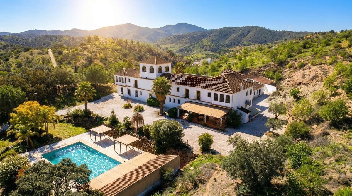 Finca/Casa Rural de 13 habitaciones en Almogía en venta con piscina - 2.200.000 € (Ref: 9685256)