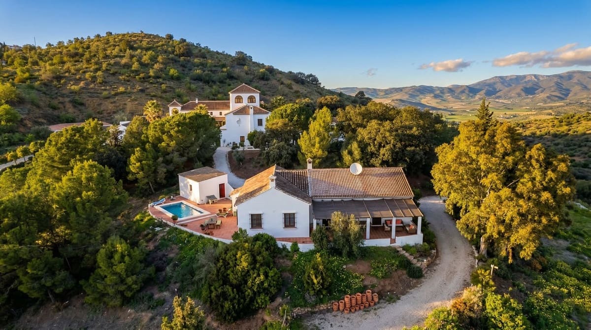 Finca/Casa Rural de 13 habitaciones en Almogía en venta con piscina - 2.200.000 € (Ref: 9685256)
