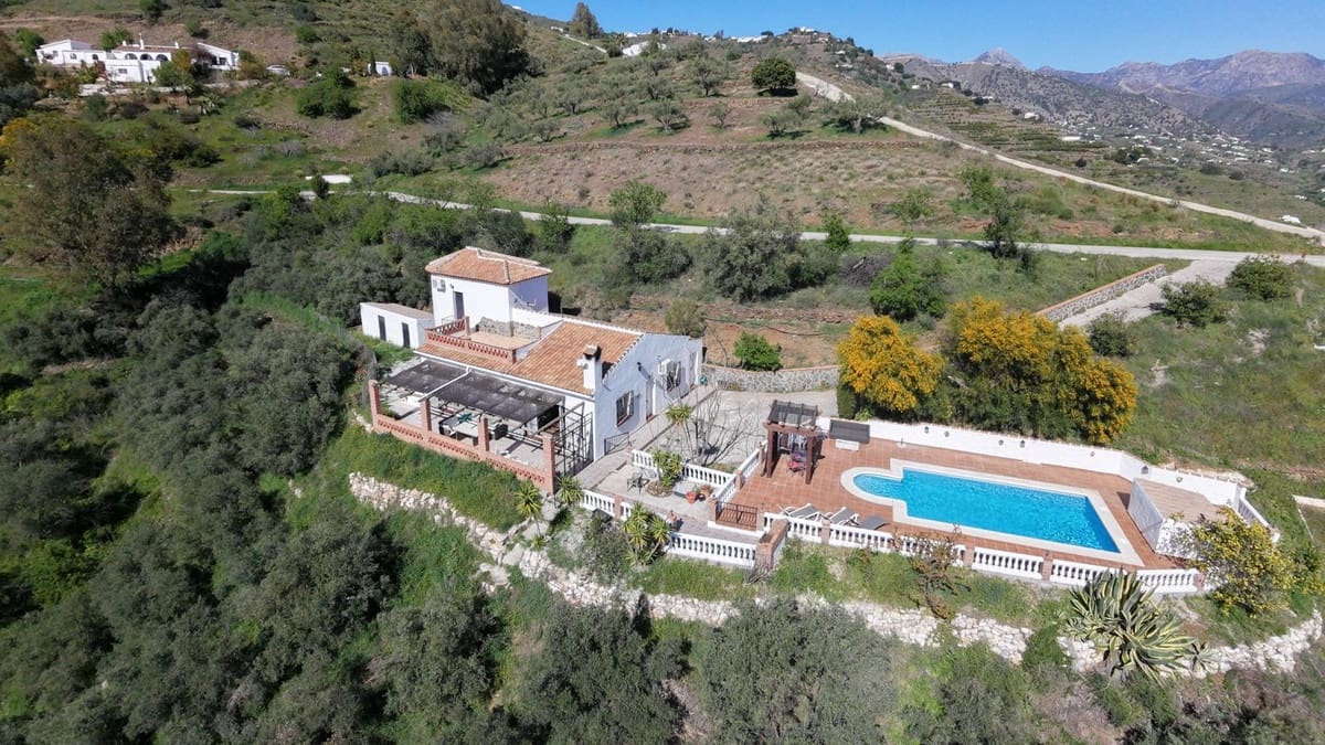 4 soveværelse Villa til salg i Competa med swimmingpool garage - € 446.000 (Ref: 9697881)