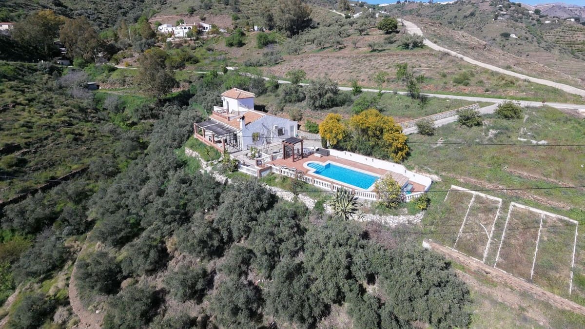 4 soveværelse Villa til salg i Competa med swimmingpool garage - € 446.000 (Ref: 9697881)