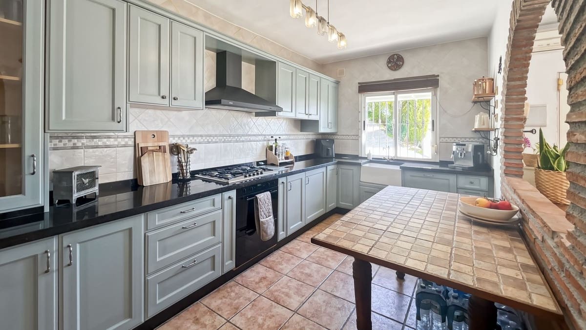 4 soveværelse Villa til salg i Competa med swimmingpool garage - € 446.000 (Ref: 9697881)