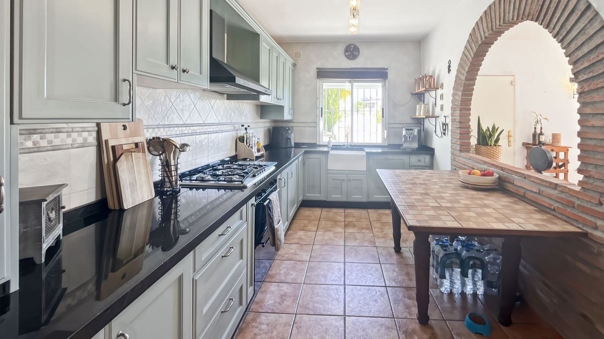 4 soveværelse Villa til salg i Competa med swimmingpool garage - € 446.000 (Ref: 9697881)