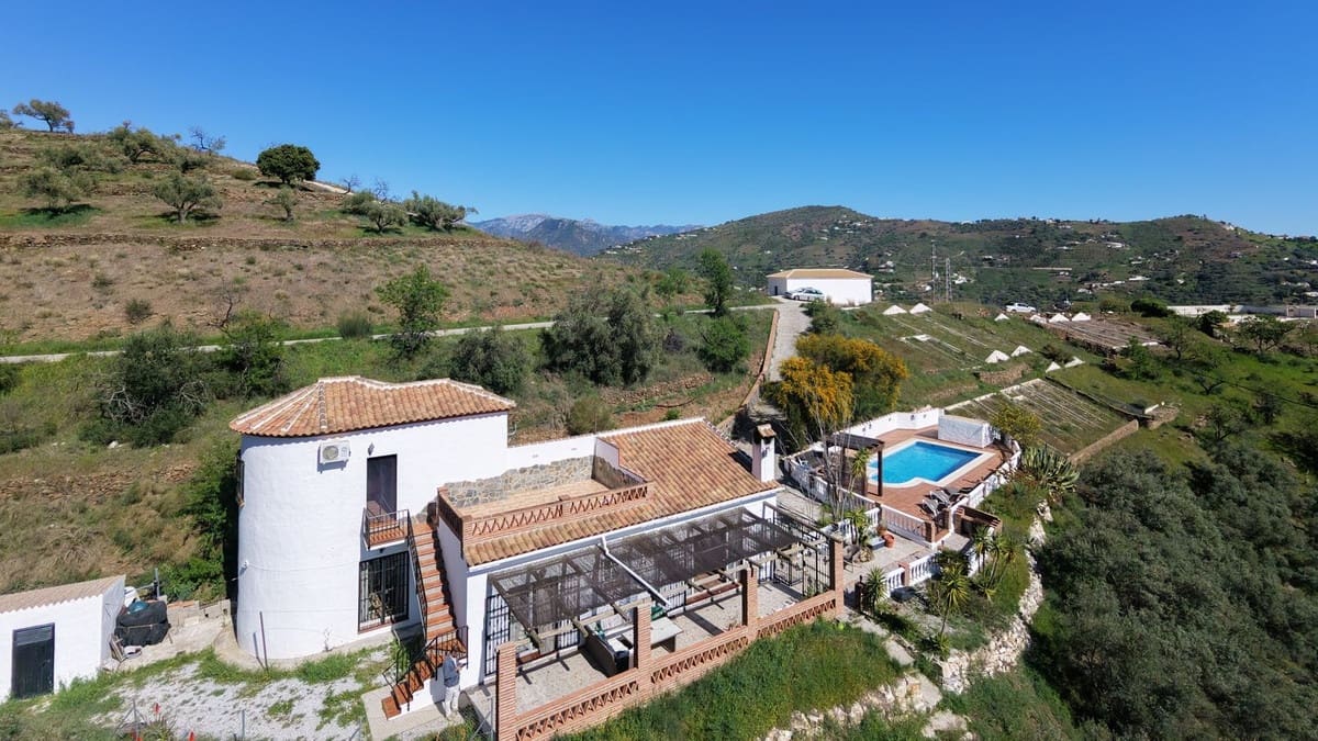 4 soveværelse Villa til salg i Competa med swimmingpool garage - € 446.000 (Ref: 9697881)