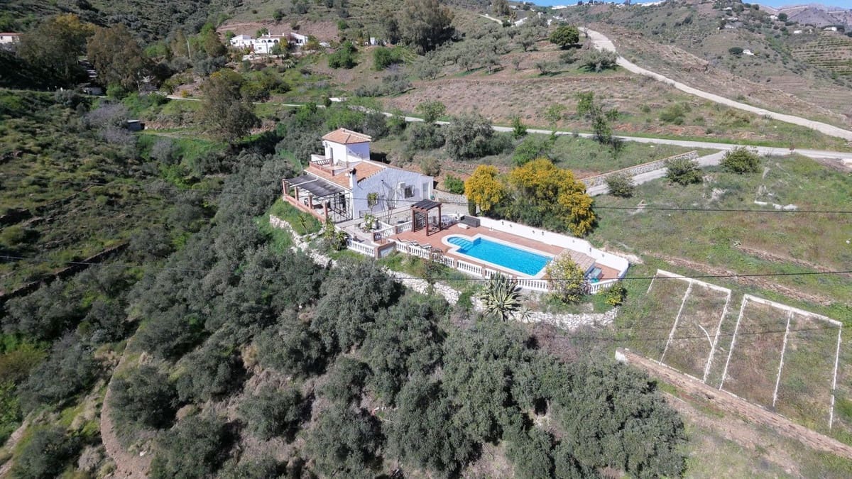 4 soveværelse Villa til salg i Competa med swimmingpool garage - € 446.000 (Ref: 9697881)