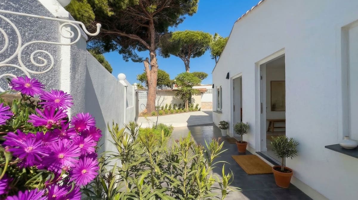 3 bedroom Semi-detached Villa for sale in Calahonda with garage - € 699,999 (Ref: 9700019)
