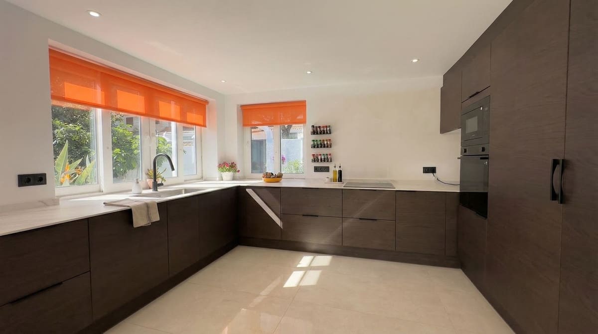 3 bedroom Semi-detached Villa for sale in Calahonda with garage - € 699,999 (Ref: 9700019)