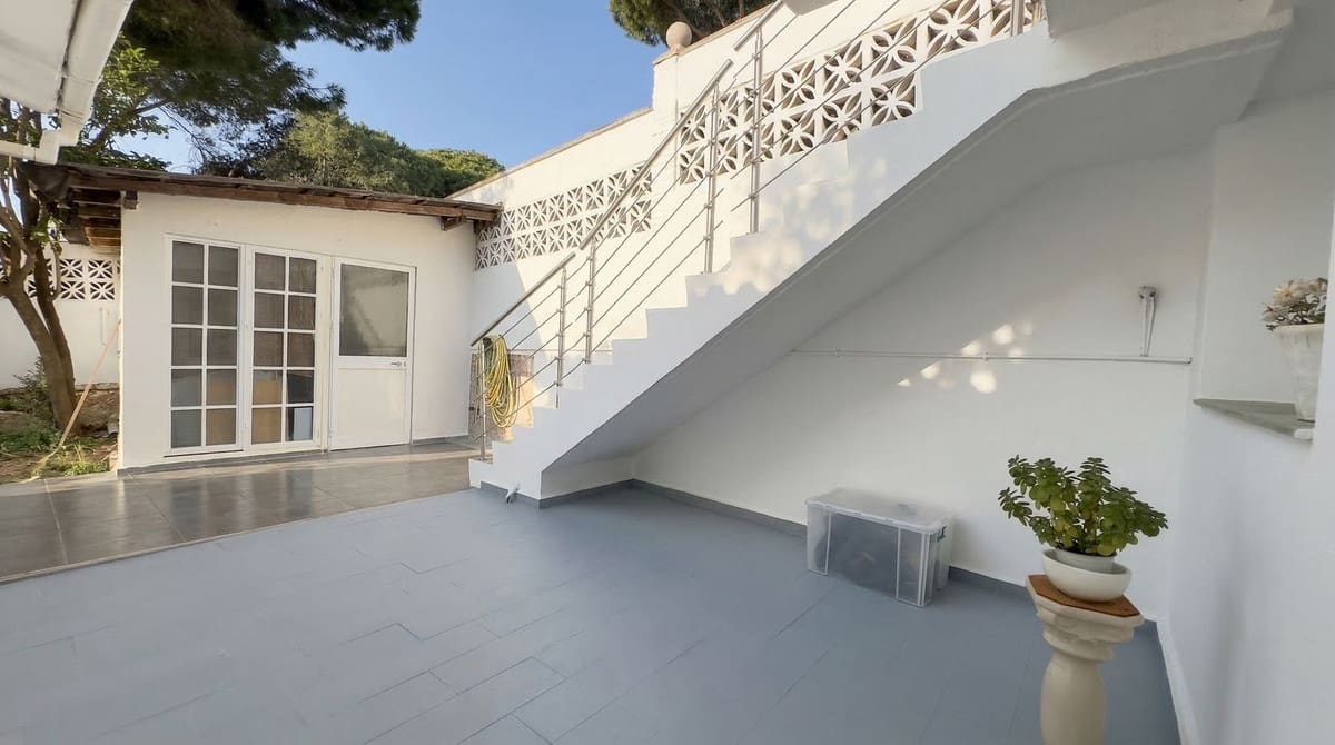 3 bedroom Semi-detached Villa for sale in Calahonda with garage - € 699,999 (Ref: 9700019)