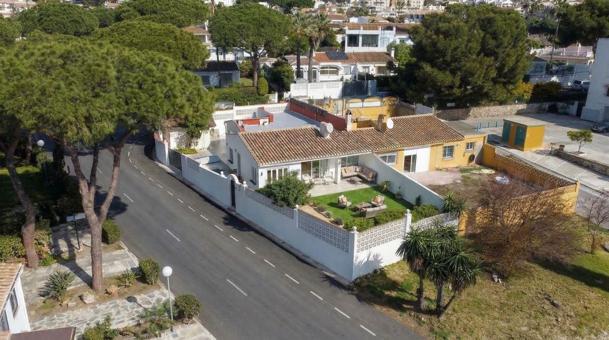 3 bedroom Semi-detached Villa for sale in Calahonda with garage - € 699,999 (Ref: 9700019)