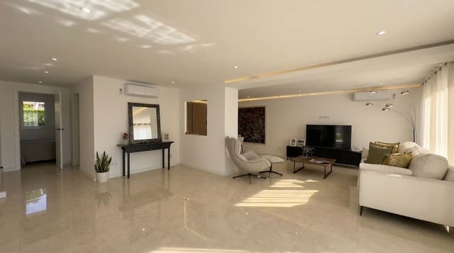 3 quarto Moradia Geminada para venda em Calahonda, Mijas com garagem - 699 999 € (Ref: 9700019)