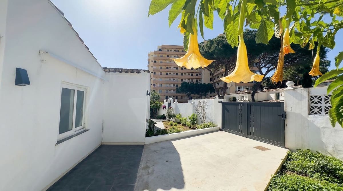 3 bedroom Semi-detached Villa for sale in Calahonda with garage - € 699,999 (Ref: 9700019)