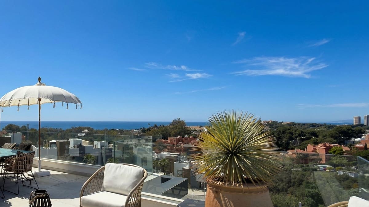 3 bedroom Apartment for sale in Cabopino with pool garage - € 1,350,000 (Ref: 9753682)