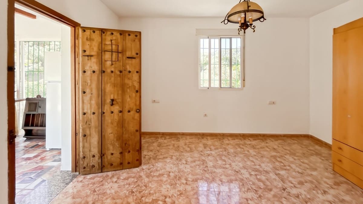 4 soveværelse Finca/Landehus til salg i Comares med swimmingpool garage - € 295.000 (Ref: 9824083)