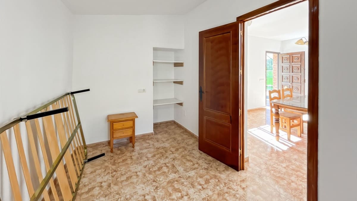 4 soveværelse Finca/Landehus til salg i Comares med swimmingpool garage - € 295.000 (Ref: 9824083)