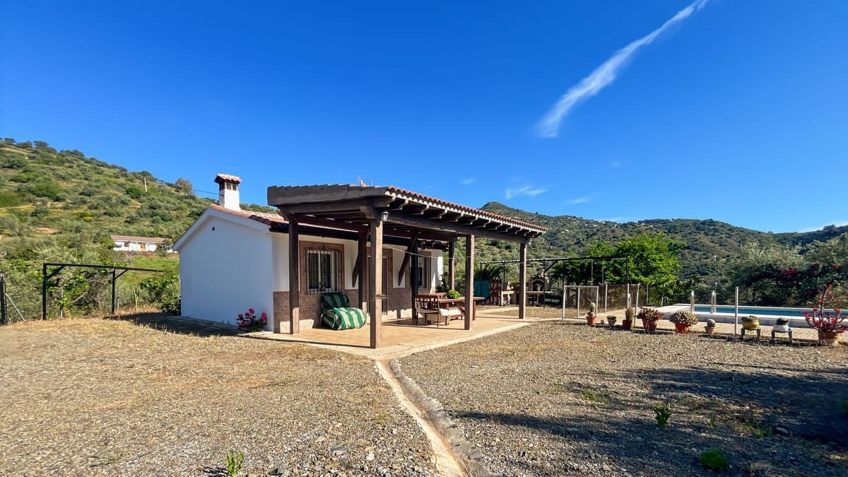 4 soveværelse Finca/Landehus til salg i Comares med swimmingpool garage - € 295.000 (Ref: 9824083)