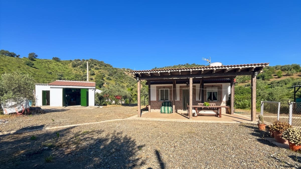 4 soveværelse Finca/Landehus til salg i Comares med swimmingpool garage - € 295.000 (Ref: 9824083)
