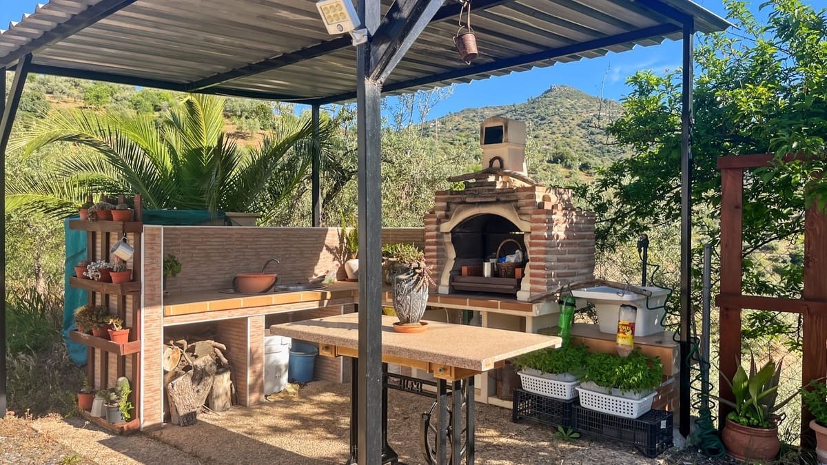 4 soveværelse Finca/Landehus til salg i Comares med swimmingpool garage - € 295.000 (Ref: 9824083)