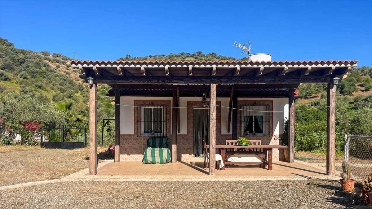 4 soveværelse Finca/Landehus til salg i Comares med swimmingpool garage - € 295.000 (Ref: 9824083)