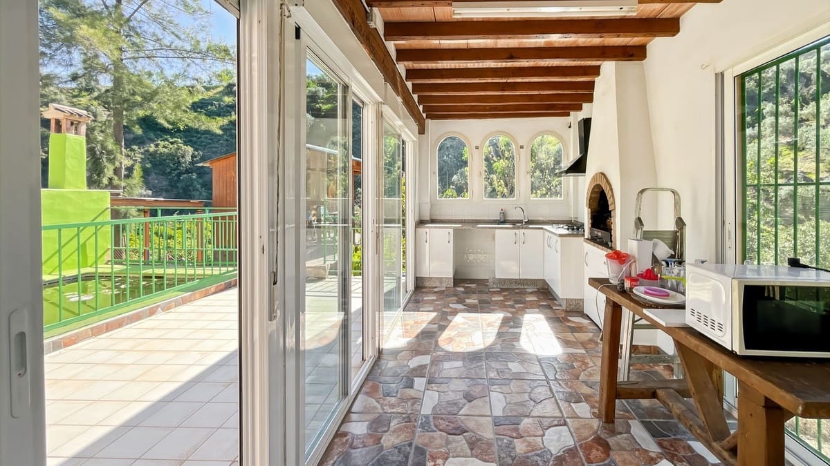 4 soveværelse Finca/Landehus til salg i Comares med swimmingpool garage - € 295.000 (Ref: 9824083)