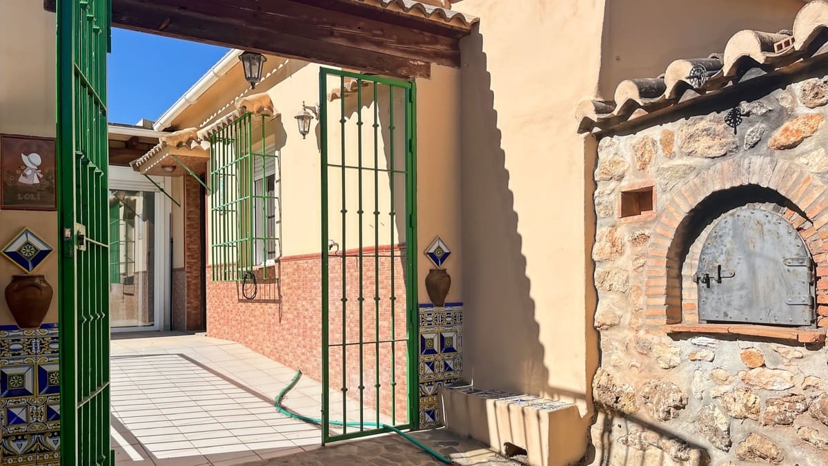 4 soveværelse Finca/Landehus til salg i Comares med swimmingpool garage - € 295.000 (Ref: 9824083)