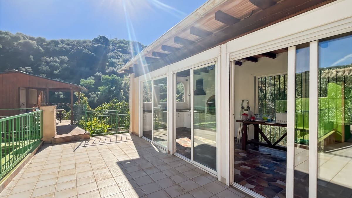 4 soveværelse Finca/Landehus til salg i Comares med swimmingpool garage - € 295.000 (Ref: 9824083)