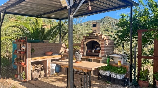 4 soveværelse Finca/Landehus til salg i Comares med swimmingpool garage - € 295.000 (Ref: 9824083)