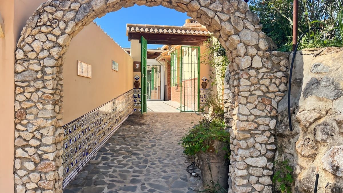 4 soveværelse Finca/Landehus til salg i Comares med swimmingpool garage - € 295.000 (Ref: 9824083)